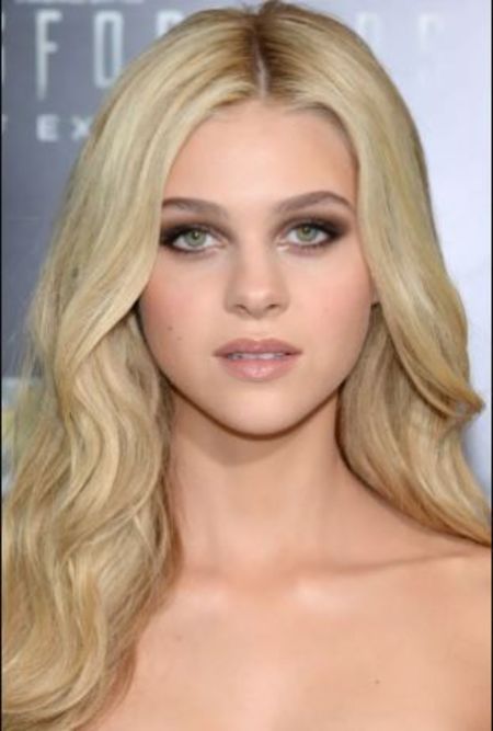 Nicola Peltz poses at the premiere of Transformers: Age of Extinction.